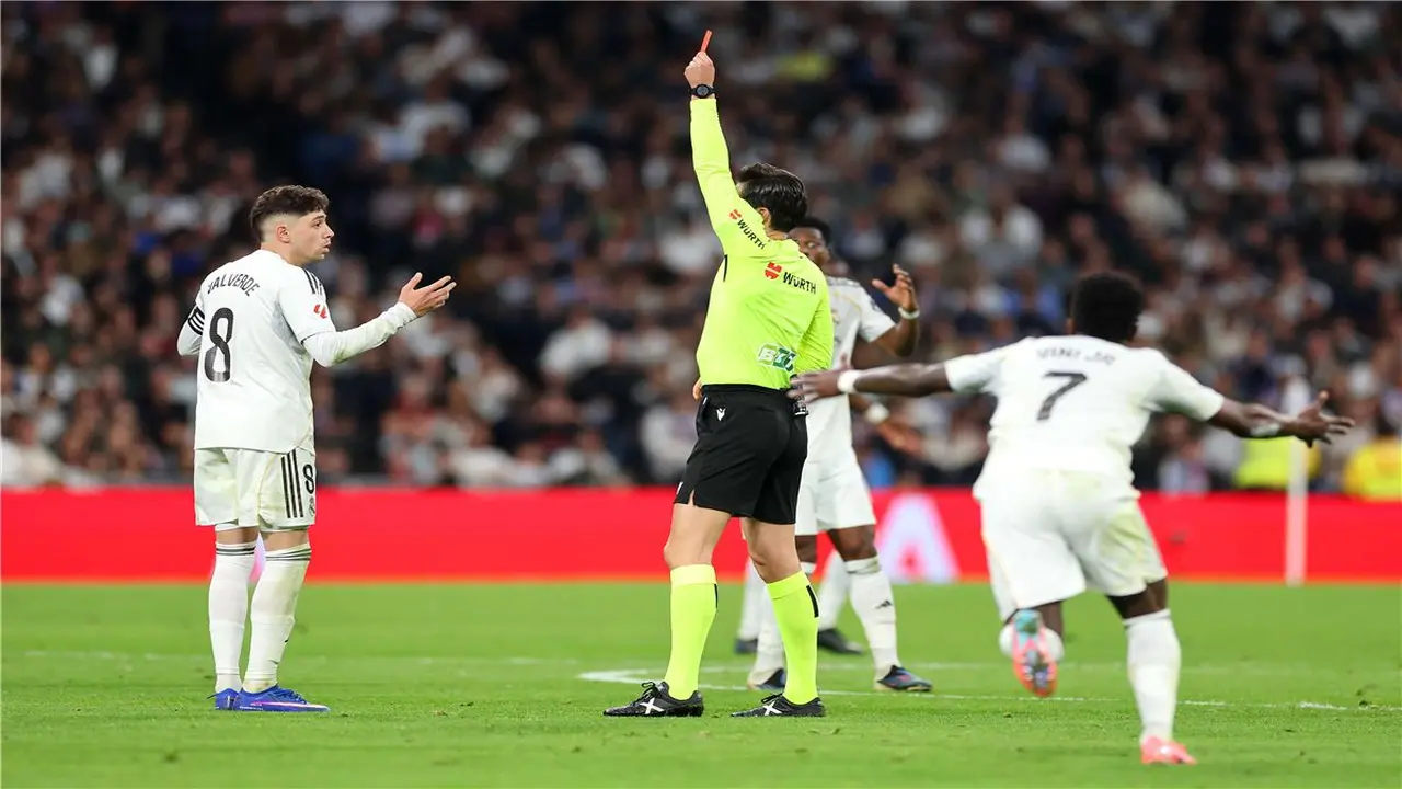 خبير تحكيمي يوضح الموقف القانوني لطرد فالفيردي في قمة ريال مدريد وأتلتيكو مدريد